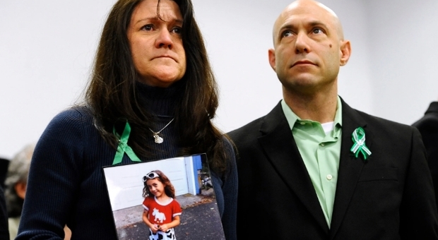 Parkland, suicida il papà di una bimba uccisa nella strage a scuola: «Non ha retto al dolore»