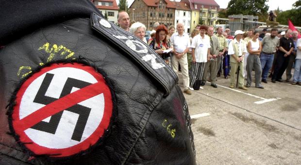 Nazismo in Germania, la città di Dresda proclama lo «stato d'emergenza»