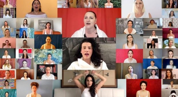 «Accettiamoci per quello che siamo», il coro di 50 donne senza trucco. Su Instagram corsa ai selfie acqua e sapone