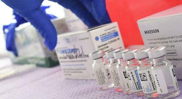 Vaccini Napoli over 30, boom di prenotazioni: Johnson&Johnson batte AstraZeneca