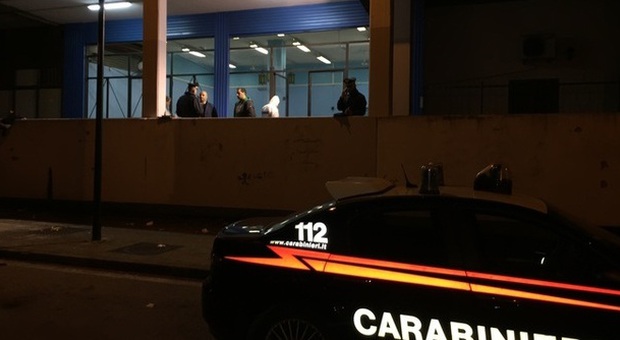 Terrore a Ponticelli, 21enne ferito a colpi di pistola in un circolo: è clinicamente morto
