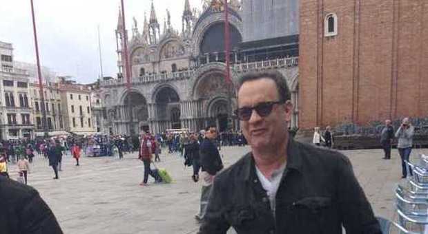 Giornata di riprese per Ron Howard Tom Hanks posa in piazza San Marco