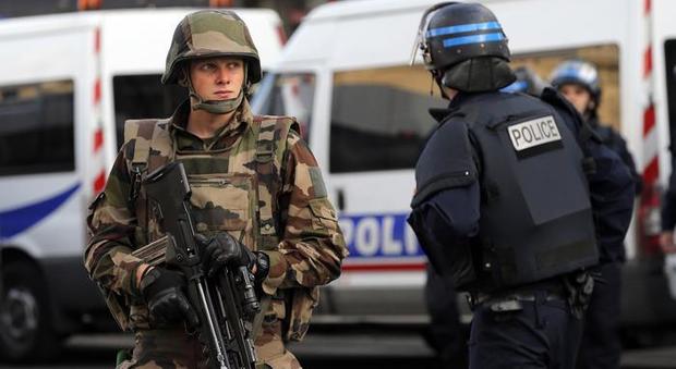 Terrorismo, 4 persone arrestate a Parigi per «attentato imminente». Hollande: «Rischio elevatissimo»