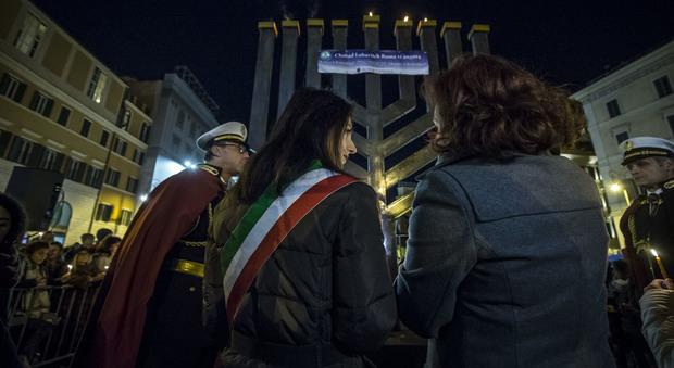Comunità ebraica in festa, accesa chanukkà in piazza Barberini Foto