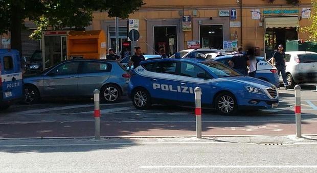 Ancona, consegna spontaneamente la coca ai poliziotti: rischia la patente