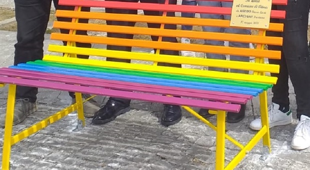 Atina, «vandalizzata la panchina arcobaleno»: la denuncia dell'Arcigay