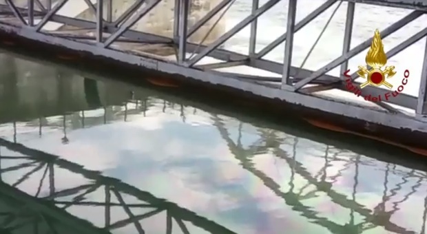 Chiazza oleosa nell'Adige: 200 litri di sostanza inquinante nel fiume