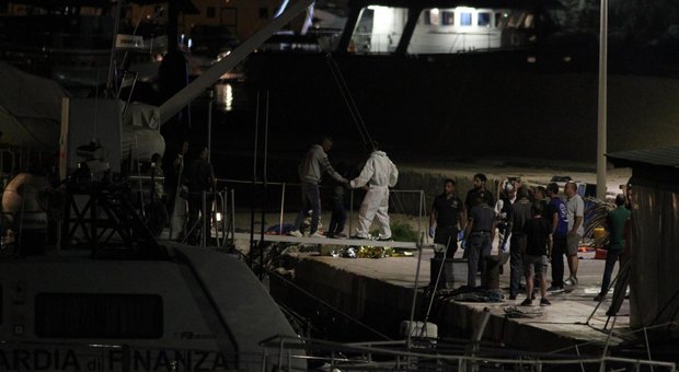 Migranti, raffica di mini sbarchi a Lampedusa: oltre cento migranti al centro di accoglienza