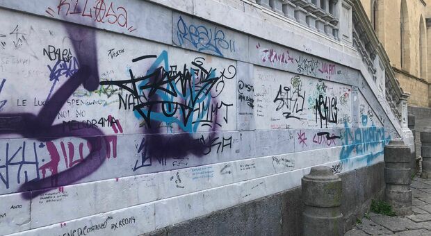 Napoli, i graffiti selvaggi deturpano ancora una volta Santa Chiara: «Bisogna educare i giovani al rispetto»