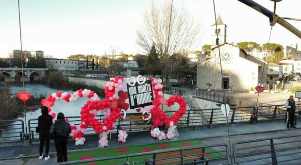 Il set del contest fotografico "Uno scatto d'amore" sulla passerella vandalizzata di Ceccano