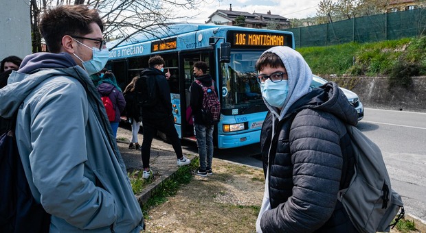 Studenti delle scuole superiori perugine in attesa di salire sul bus