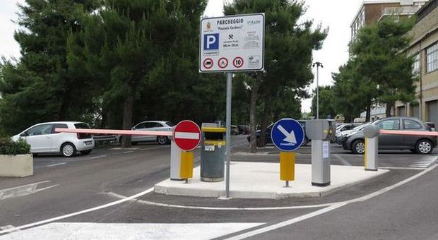 Piazzale Carducci, sistemate le sbarre Il nuovo parcheggio è a pieno regime