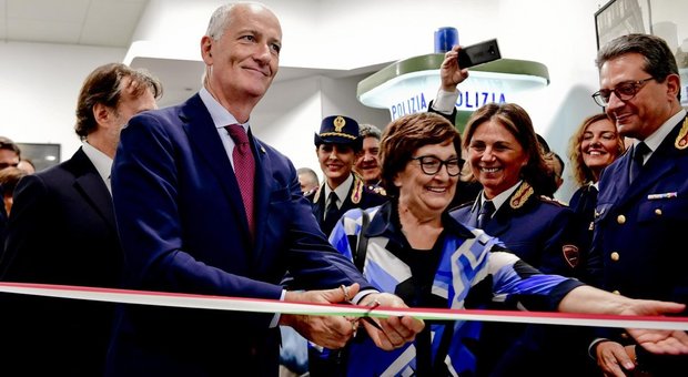 Napoli, Gabrielli inaugura la nuova sala operativa: «Ma servono anche arruolamenti»