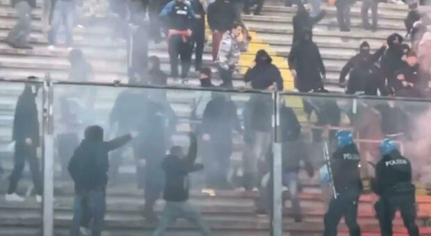 Padova-Catania, guerriglia allo stadio: gli ultrà siciliani piombano in tribuna, scoppia il caos. «Poliziotti in campo»