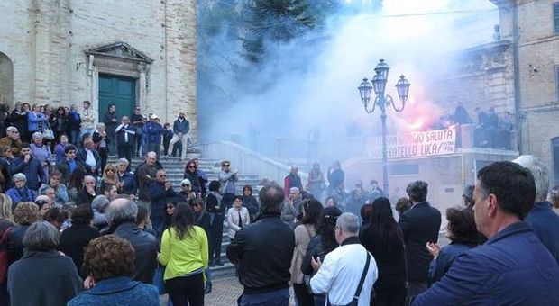 Porto San Giorgio, fumogeni e cori per l'ultimo saluto a Campofiloni