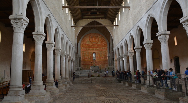 Turisti nella basilica di Aquileia