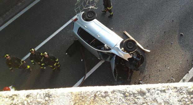 Varese, auto cade dal cavalcavia sull'A8: grave un ragazzo di 20 anni