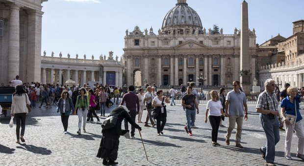 Roma, alloggiava in istituti religiosi senza pagare: denunciato finto architetto