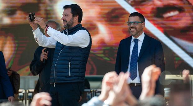 I selfie anti-Salvini, uno sport nazionale: ecco la nuova frontiera della lotta