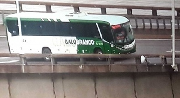 Rio, 18 persone in ostaggio su un bus: uomo armato minaccia di dare fuoco al mezzo