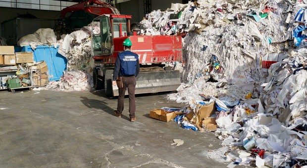 Scoperti 1200 mc di rifiuti speciali nel Napoletano: sequestrata azienda, due denunciati