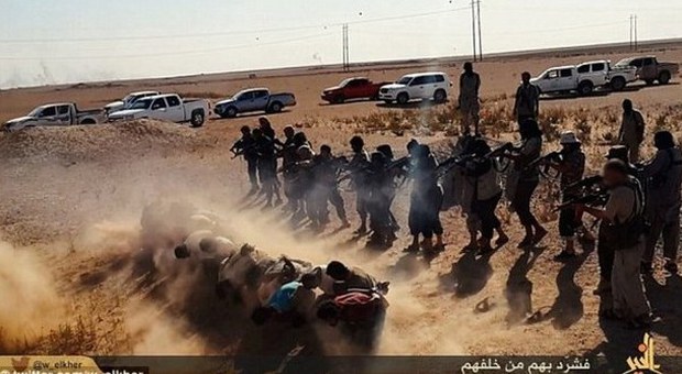 Iraq, i jihadisti dell'Isis crocifiggono i prigionieri