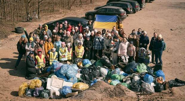 Polonia, profughi ucraini puliscono un parco per ringraziare dell'ospitalità