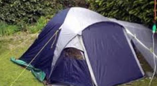 Monta la tenda e pernotta nel giardino della scuola, tunisino denunciato