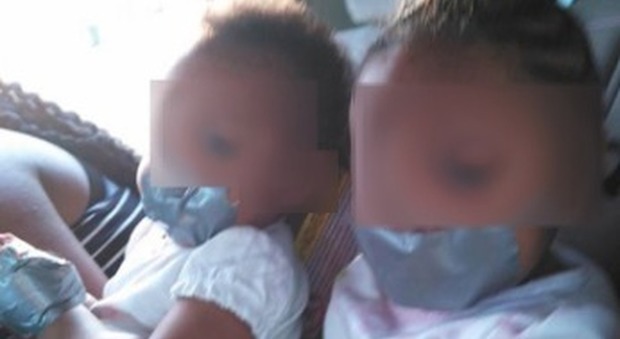 Usa, pubblica su Facebook una foto delle figlie con le mani legate e la bocca tappata: «In sconto perché sono cattive»