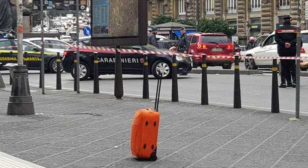 Trolley sospetto in piazza Bovio: Napoli in tilt per falso allarme bomba
