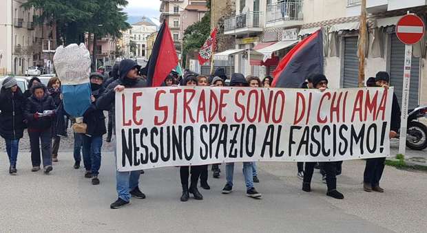 «Benevento, botte agli studenti con gli adesivi antifascisti»