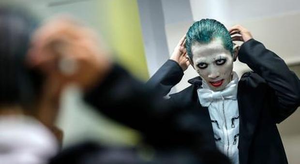 Joker in metro con la pistola finta, panico tra i passeggeri. «Andavo a una festa»
