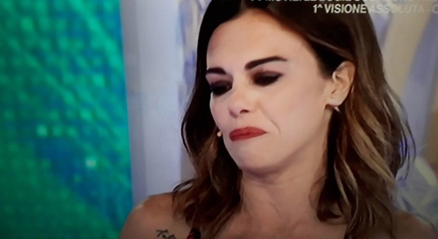 Bianca Guaccero scoppia in lacrime in diretta a Detto Fatto: «È stato un anno difficile...»
