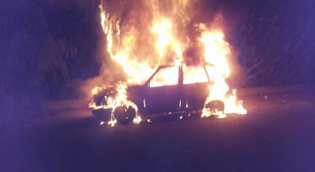 Incendio doloso nella notte: distrutta una Fiat Punto