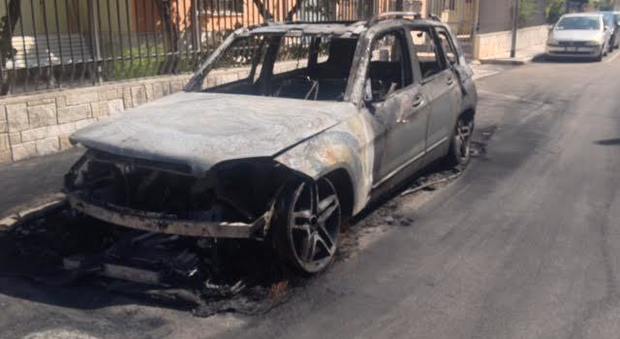 Paura in via Storella: Mercedes distrutta dal fuoco