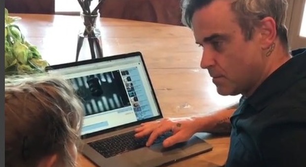Robbie Williams fa ascoltare una sua canzone alla figlioletta. La bimba: «Metti Beyoncé». Il video è virale