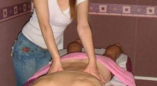 Centri massaggi con "offerte speciali": chiuse tre case d'appuntamento