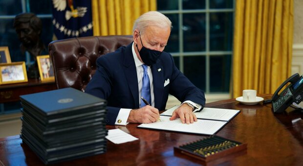 Joe Biden presidente, già firmati i primi 17 provvedimenti: misure anti-Covid, ambiente e stop politica anti-immigrati