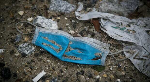 Milioni di mascherine finiscono in mare: la pandemia ha generato otto milioni di tonnellate extra di residui plastici