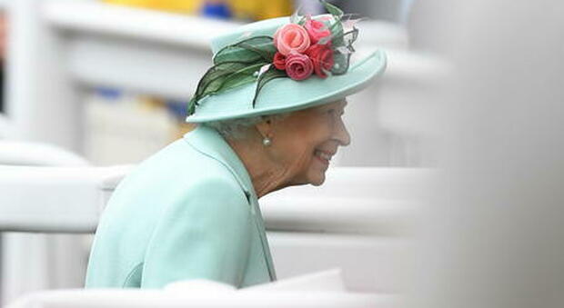 Regina Elisabetta “effervescente” alla vigilia del giubileo di platino: divertente taglio della torta