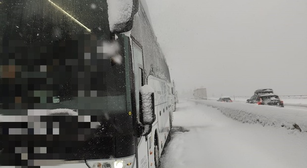 Nevicata, cinquanta studenti bloccati sul bus al Brennero per otto ore