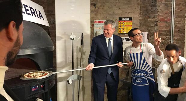 Sorbillo conquista New York e il sindaco De Blasio diventa "pizzaiuolo"