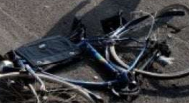 Via Caracciolo; ciclista di 53 anni investito da due auto, è grave