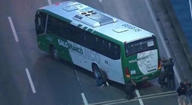 Uomo armato prende sedici persone in ostaggio su un bus: i cecchini della polizia lo uccidono Video