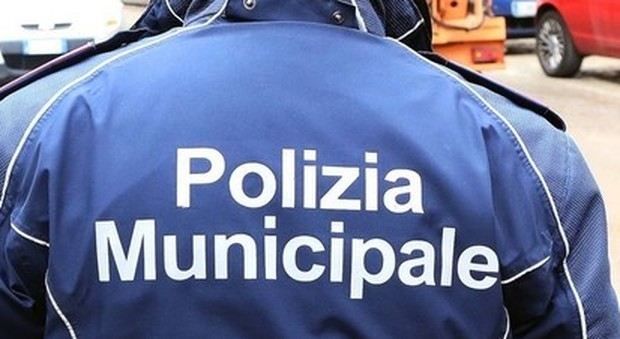 Napoli, polizia municipale accerchiata e colpita da gruppo di extracomunitari