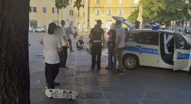 Roma, con lo skateboard ai piedi dell'opera del Borromini: fermati e multati 16 ragazzi