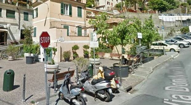 Genova, auto piomba su una piazza, travolge 4 ragazzini e fugge: 2 gravissime, una è incinta