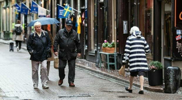 Covid, la Svezia ha lasciato morire gli anziani. Il report choc di Nature: «Morfina anziché ossigeno»