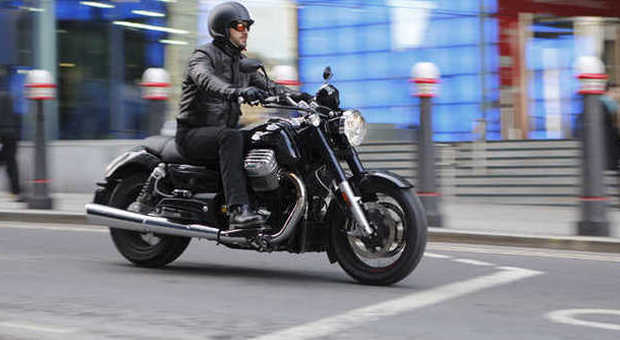 La Moto Guzzi California Custom su strada: ha fascino da vendere