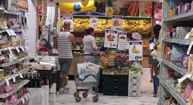 Roma, pagano con banconote contraffatte alle casse self service del supermercato: arrestati 2 romani